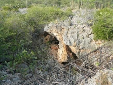 Entrada a la cueva Tunnel of Love protegida con una reja metálica