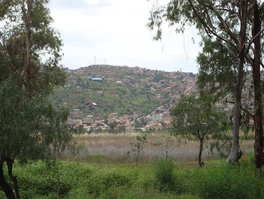 Laguna Alalay vista desde la avenida Circuito Bolivia