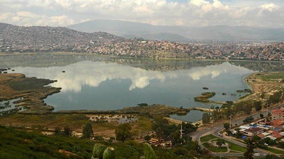 Vista panorámica del lado norte de la Laguna Alalay