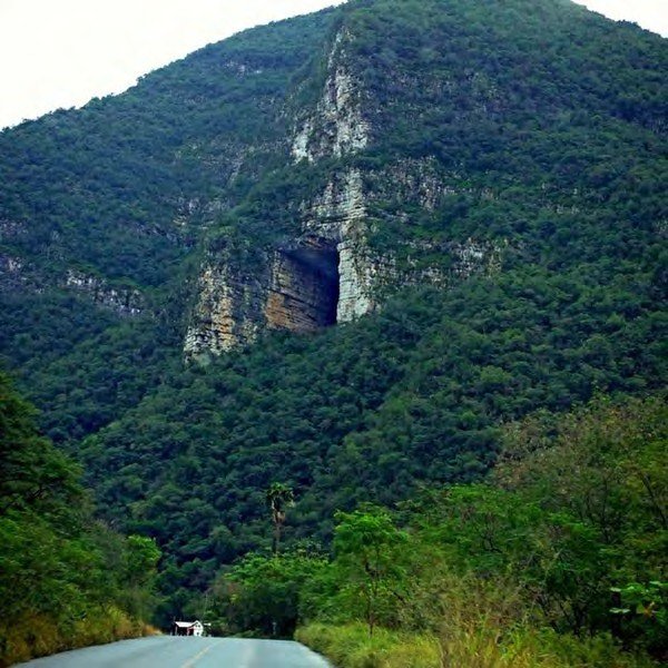 Vista de la entrada de la Cueva de la Boca